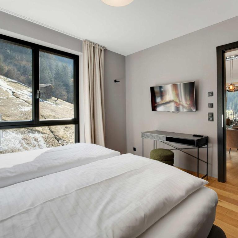 Alpine Chic - Fireplace Views & Ski Resorts - Apartment - 10