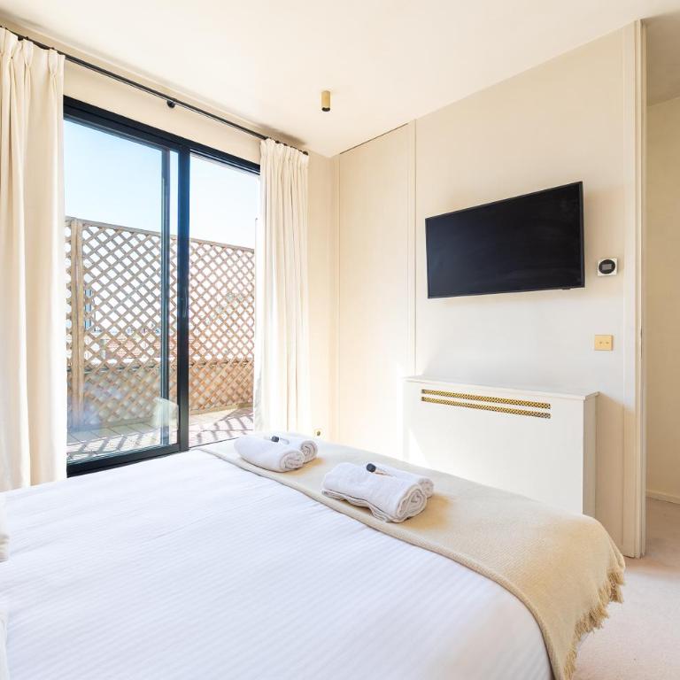Lease Mobility l Champs-Elysée & Eiffel View l Triplex 2BR & Rooftop - Two-Bedroom Apartment with City View - 40