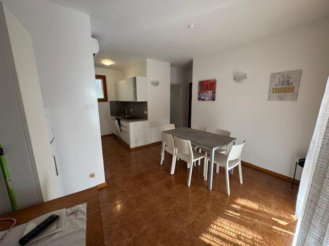 Villa Pineta Mare - Appartamento con 2 Camere da Letto e Vista Giardino - 7