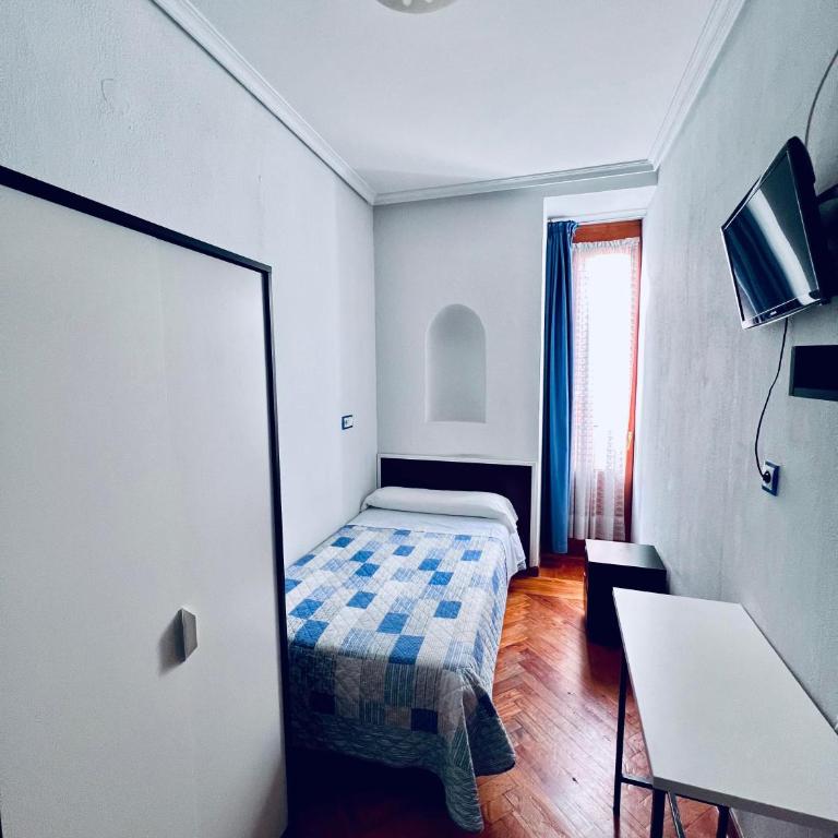 Hostal Conde De Alba - Single Room with Shared Bathroom - 1