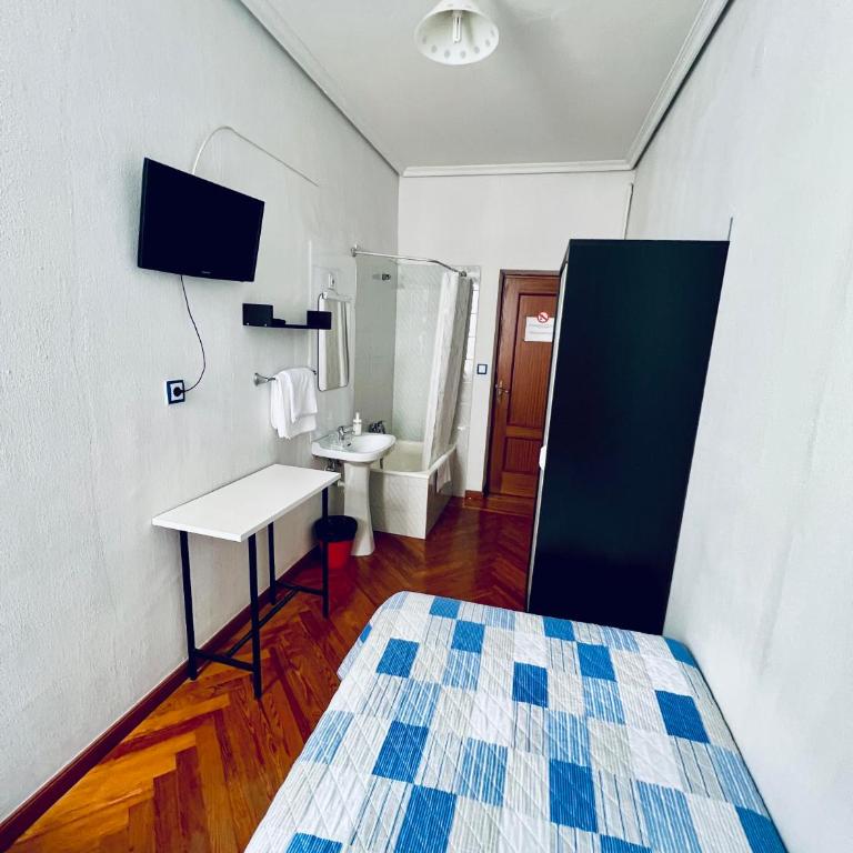 Hostal Conde De Alba - Single Room with Shared Bathroom - 2