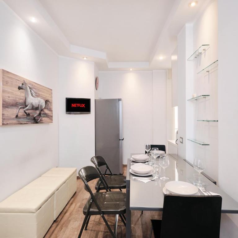A few minutes from the Colosseum - Free Wi-Fi & Netflix - Appartamento con 2 Camere da Letto - 4