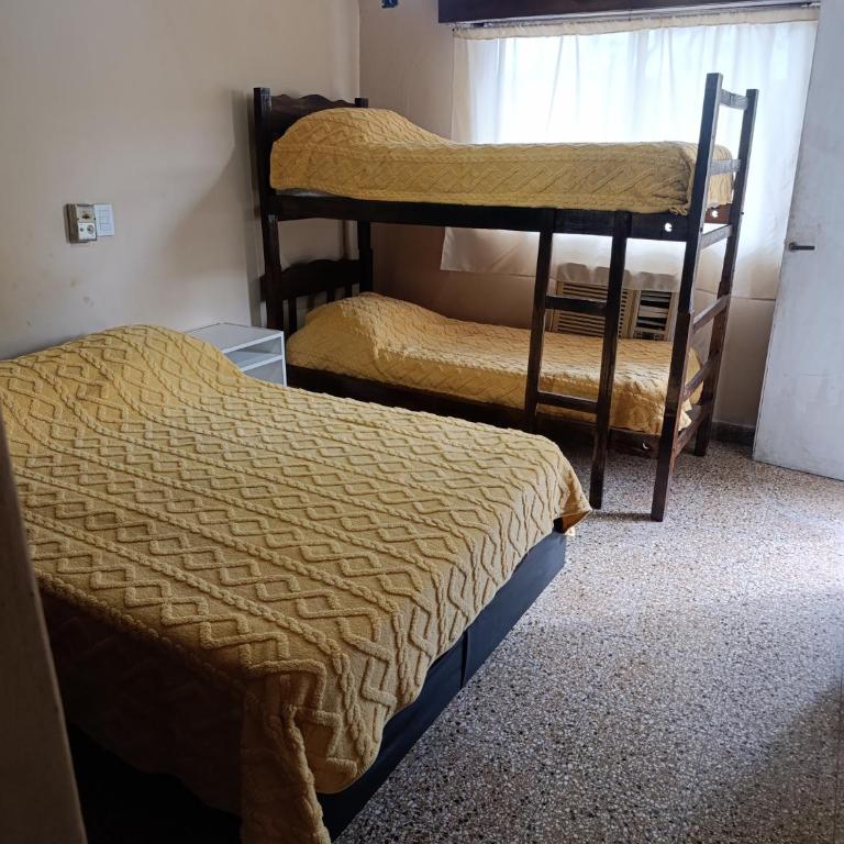 Tu Hostel Tucuman - Quadruple Room with Balcony - 1