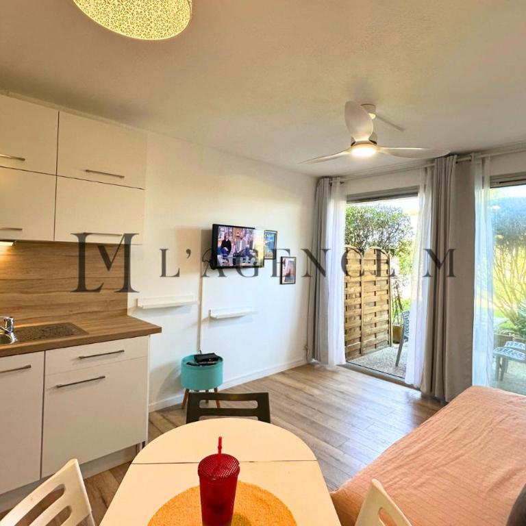 Pinea - Appartement rénové les pieds dans l'eau avec chambre séparée et parking à Calvi - Studio - 6