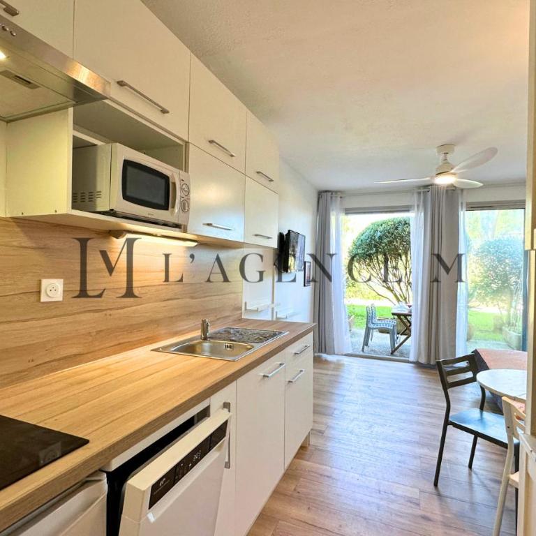 Pinea - Appartement rénové les pieds dans l'eau avec chambre séparée et parking à Calvi - Studio - 9