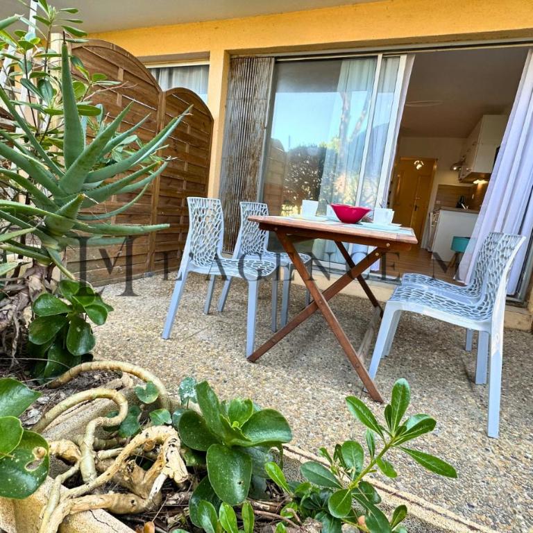 Pinea - Appartement rénové les pieds dans l'eau avec chambre séparée et parking à Calvi - Studio - 11