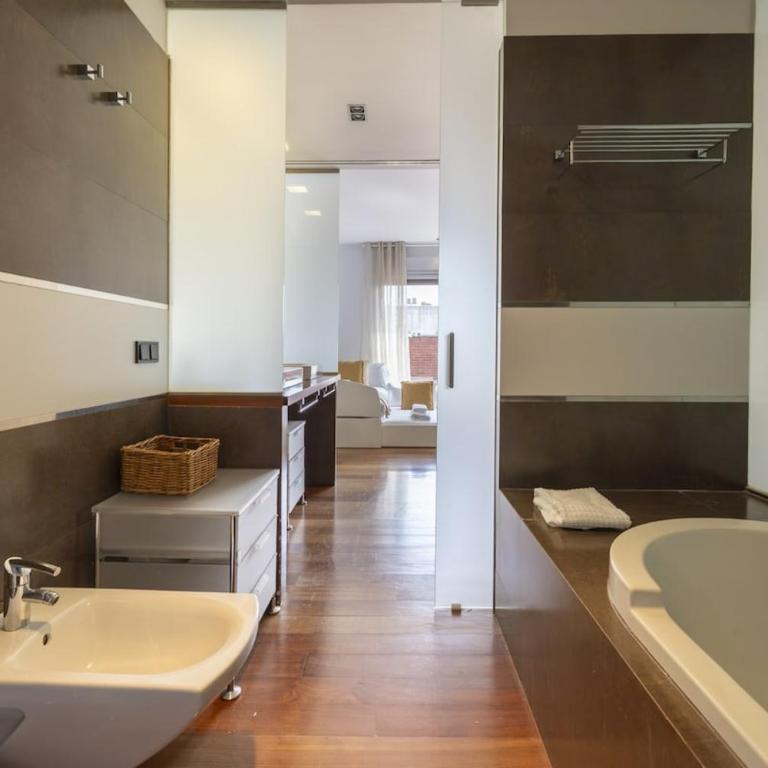 Temporary 3-bedroom duplex in downtown Madrid BAS159 - Three-Bedroom Apartment - 30
