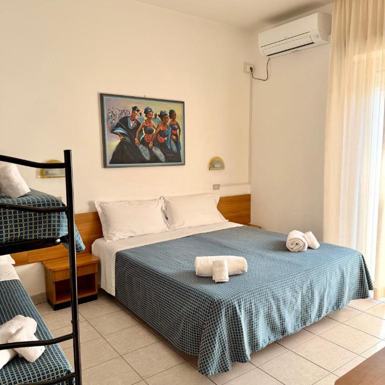 Hotel B&B Nizza Riccione - Camera Quadrupla Deluxe con Vista Laterale sul Mare - 5