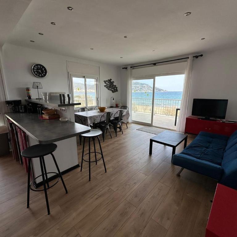 Apartamento En Primera Linea De Mar, Roses AV-06 - Three-Bedroom Apartment - 8