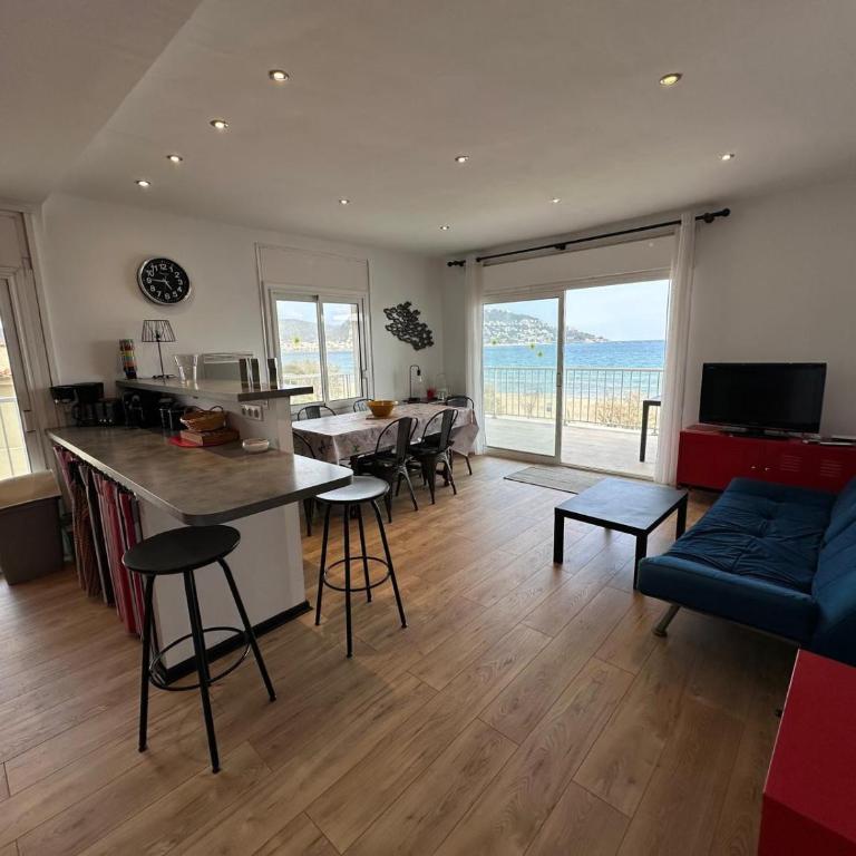 Apartamento En Primera Linea De Mar, Roses AV-06 - Three-Bedroom Apartment - 9