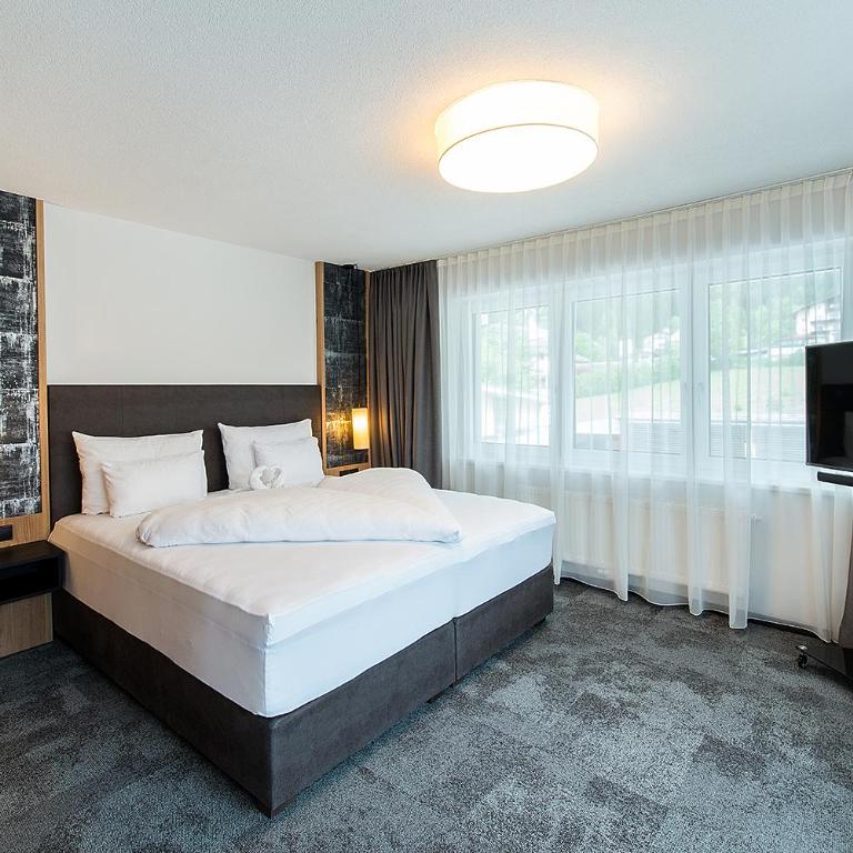 Arthur's Hotel und Apartments am Achensee - Familienzimmer mit Balkon - 7