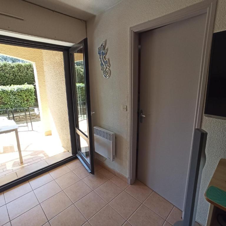 Le Cap d'Agde 2 pièces climatisé résidence Odalys St Loup en RDC avec terrasse - One-Bedroom Apartment - 42
