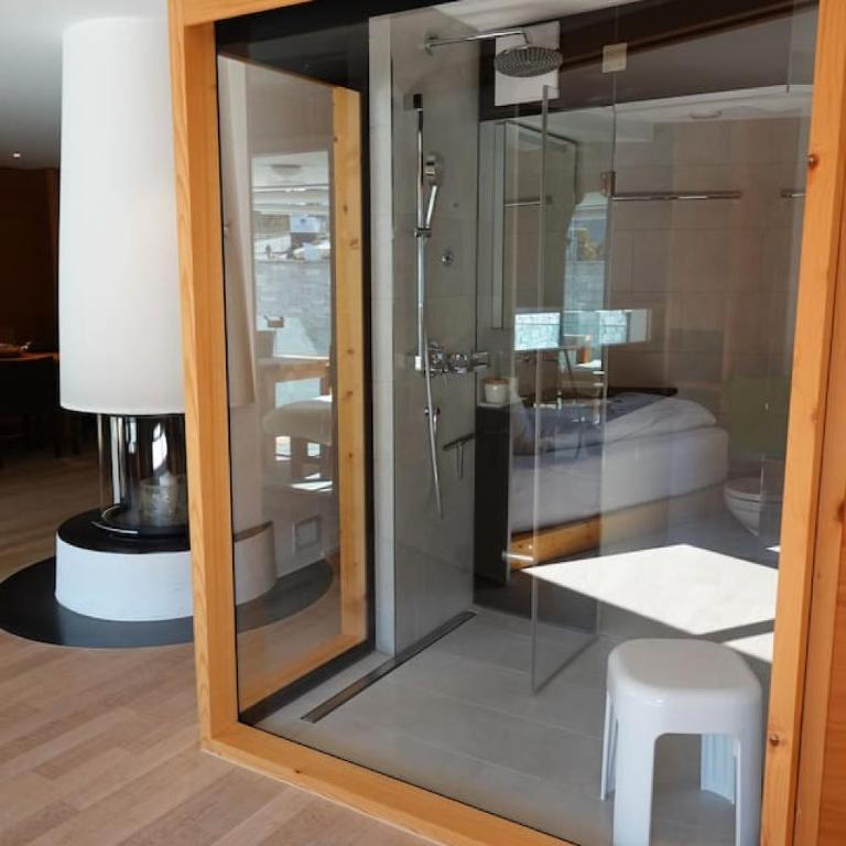 Sleek Mountain Escape Light and Airy - Apartment - 9