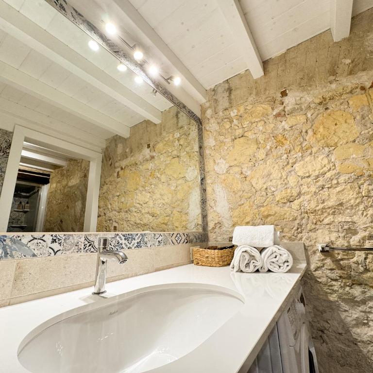 Kalma Villanova - Stone Elegance in the Old Town - One-Bedroom Apartment - 9