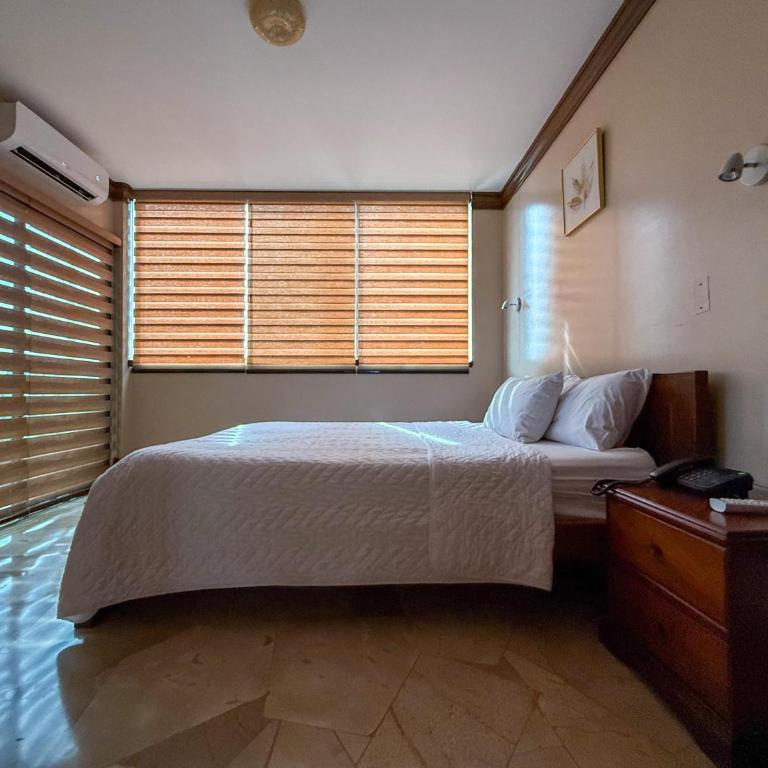 Hotel Bucaneiro - Three-Bedroom Apartment - 10