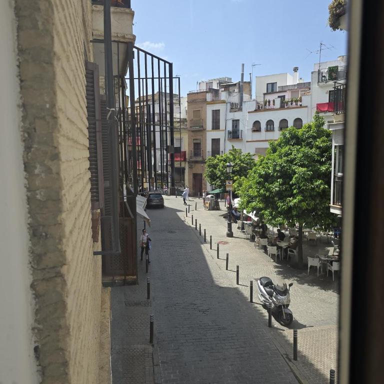 Le Petit Palü Sevilla - Habitación con cama grande y balcón - 9