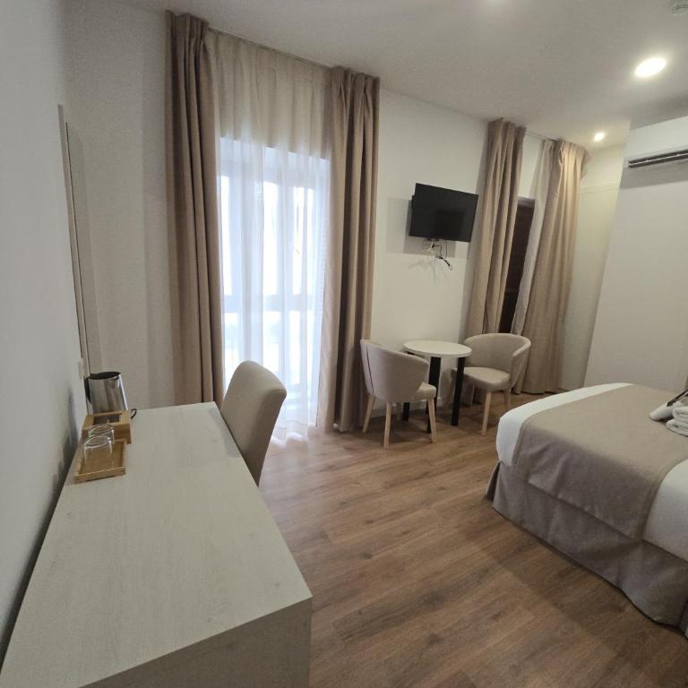 Le Petit Palü Sevilla - Habitación con cama grande y balcón - 7