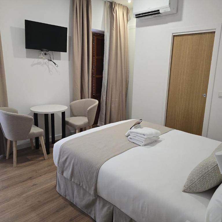 Le Petit Palü Sevilla - Habitación con cama grande y balcón - 8