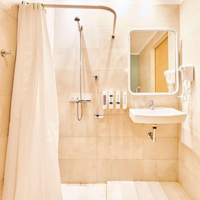 Dazzler by Wyndham Rosario - Twin Room with Two Twin Beds - Mobility Access - Non-Smoking - Garden View - 4