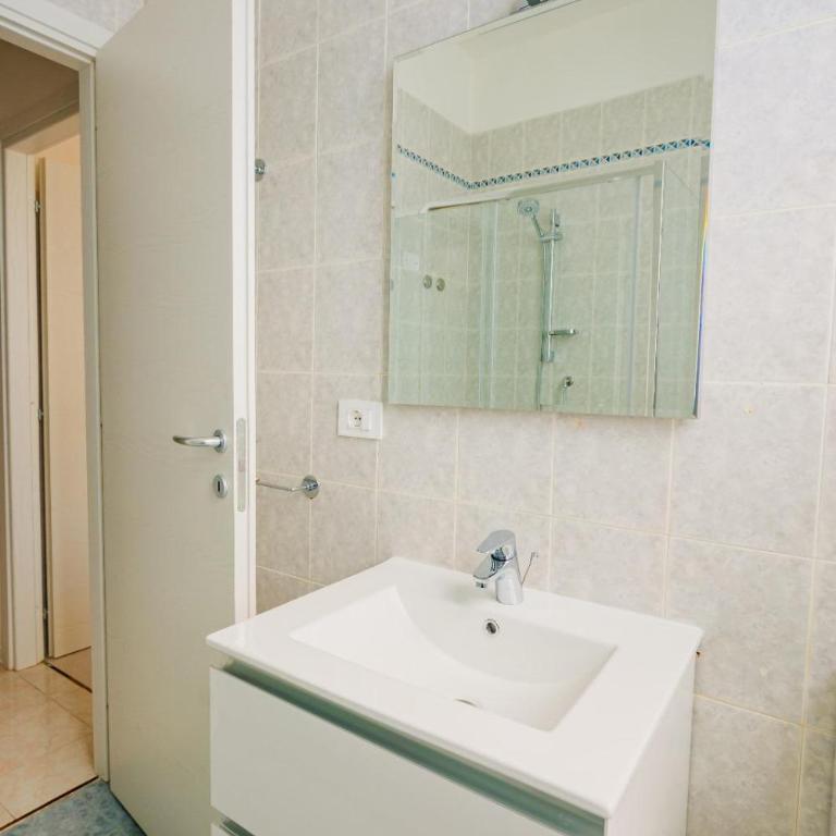 BIAhome - Double Room with Shared Bathroom - 8