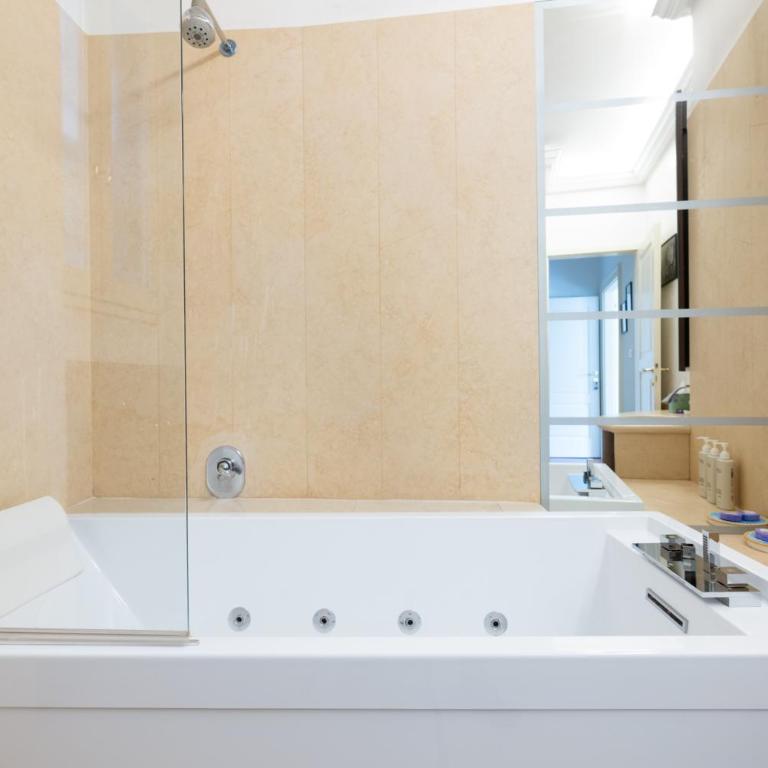 Aldrovandi suite and rooms with private garden - Camera King Superior - 19