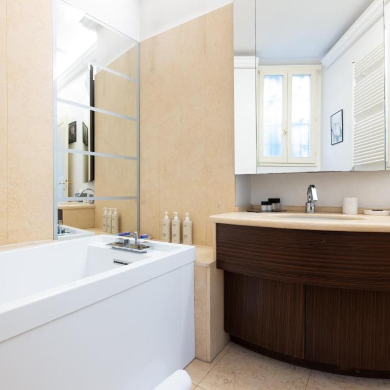 Aldrovandi suite and rooms with private garden - Camera King Superior - 25