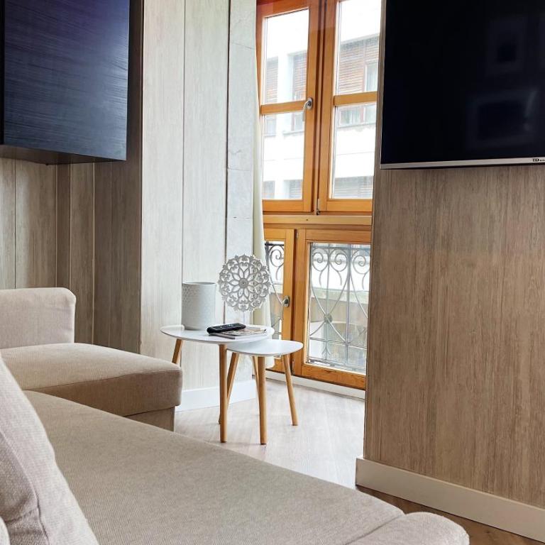 Llanes Suites - Deluxe One-Bedroom Apartment with Harbor View - 3