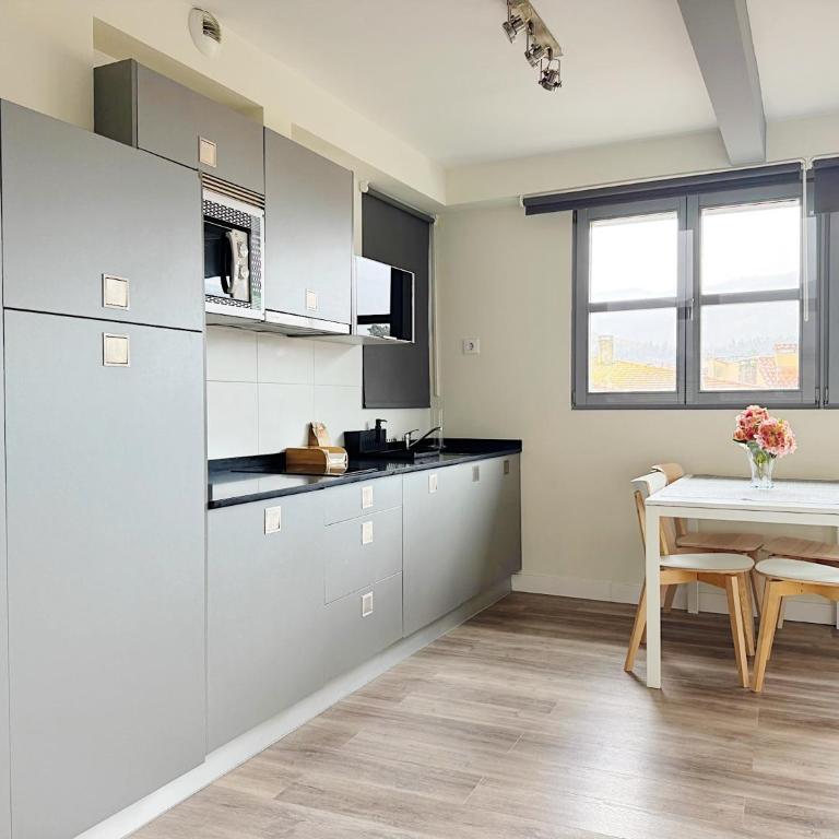Llanes Suites - Deluxe One-Bedroom Apartment with City View - 4