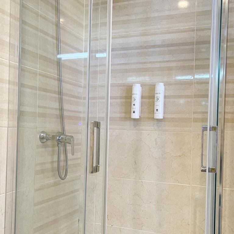 Llanes Suites - Deluxe One-Bedroom Apartment with Harbor View - 9