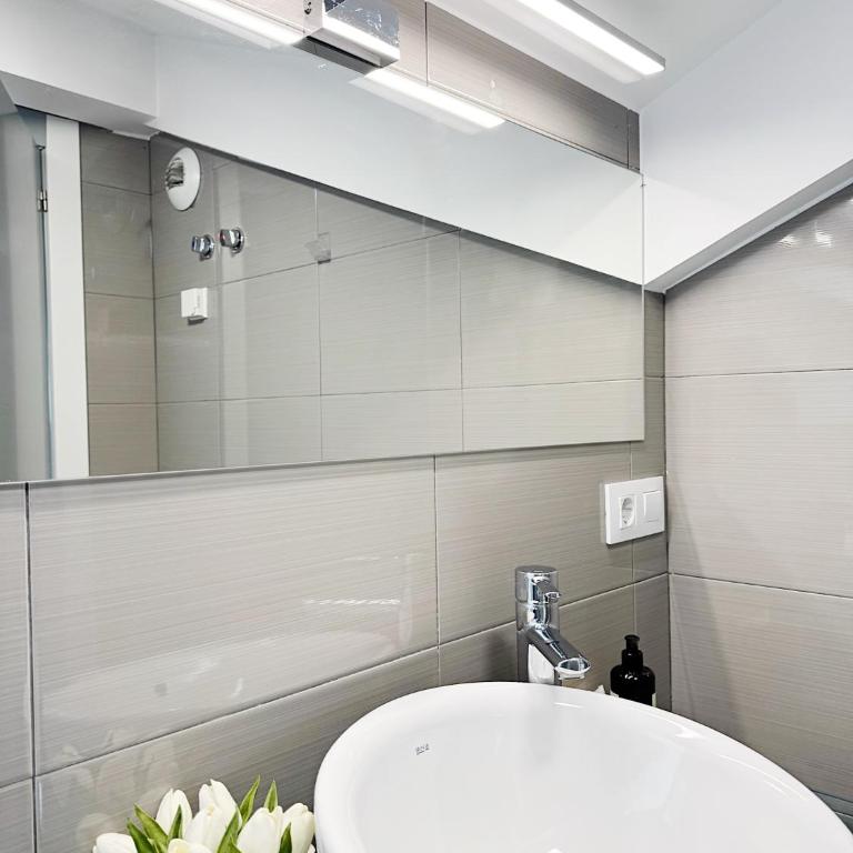 Llanes Suites - Deluxe One-Bedroom Apartment with City View - 14