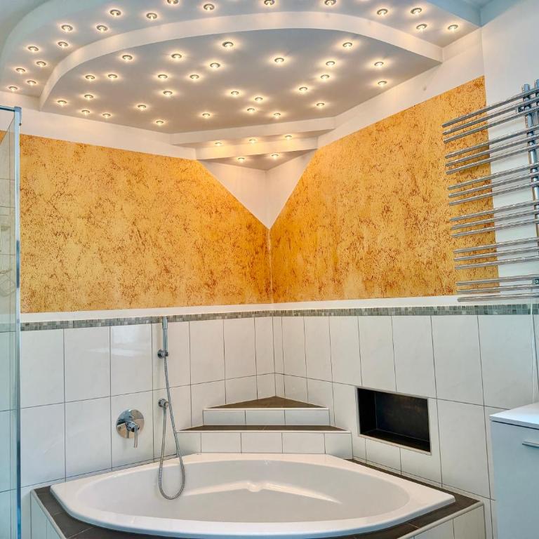 Apartmenthotel Karawankenblick - Free Parking - Apartment mit 3 Schlafzimmern und Meerblick - 8