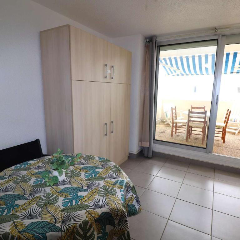 Studio cabine refait à neuf avec terrasse, piscine, parking et lave-linge - Le Grau-du-Roi - FR-1-307-249 - Monolocale - 22