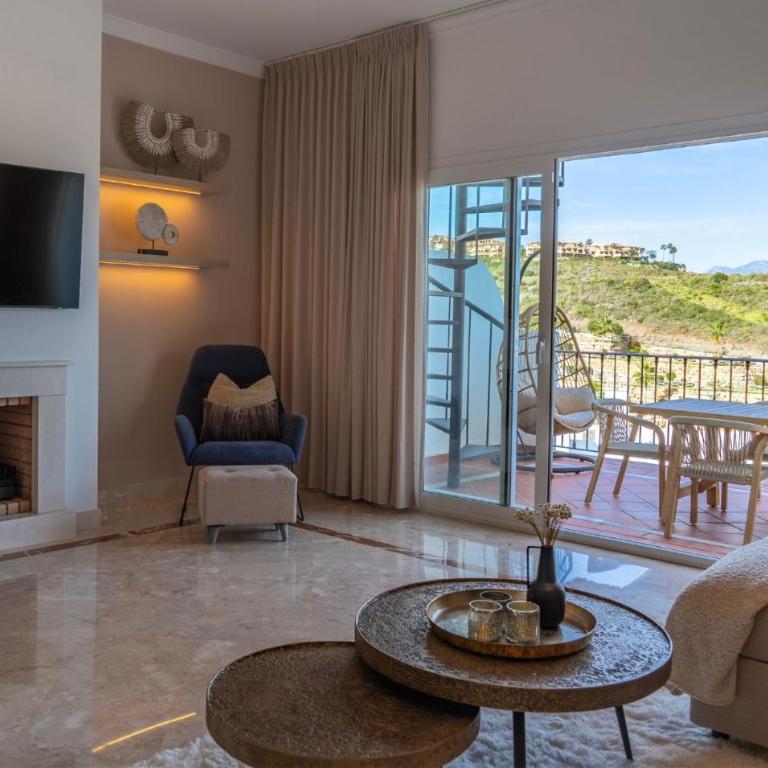Serene hideaway, luxurious 2-bedroom penthouse apartment in the exclusive Paraíso Pueblo - Apartment - 3