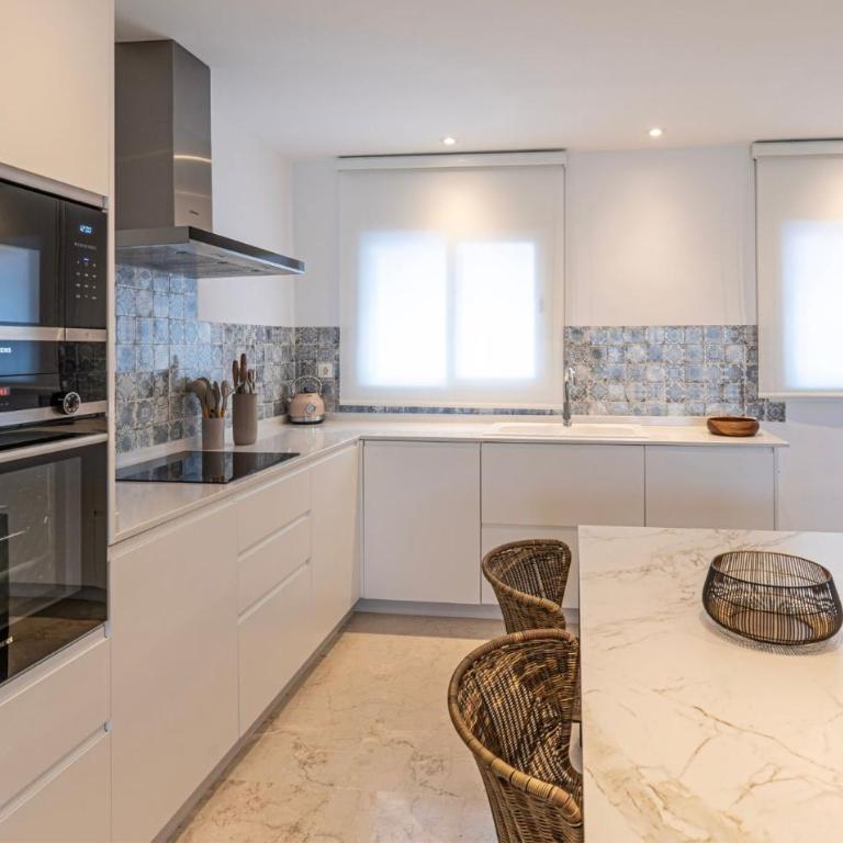 Serene hideaway, luxurious 2-bedroom penthouse apartment in the exclusive Paraíso Pueblo - Apartment - 11