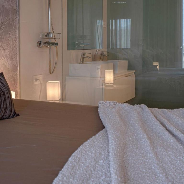 Serene hideaway, luxurious 2-bedroom penthouse apartment in the exclusive Paraíso Pueblo - Apartment - 16
