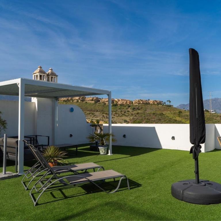 Serene hideaway, luxurious 2-bedroom penthouse apartment in the exclusive Paraíso Pueblo - Apartment - 29