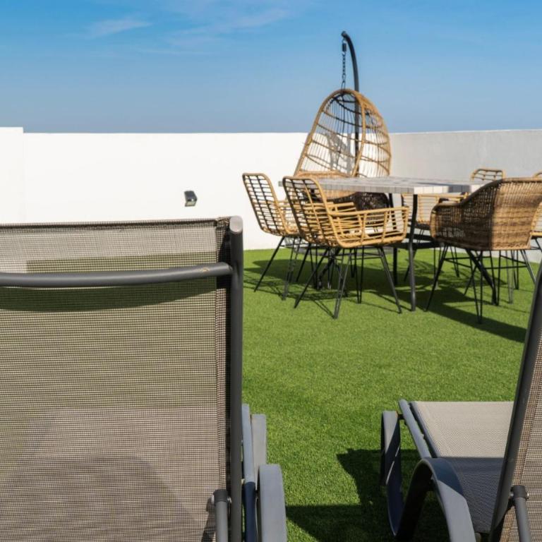 Serene hideaway, luxurious 2-bedroom penthouse apartment in the exclusive Paraíso Pueblo - Apartment - 32