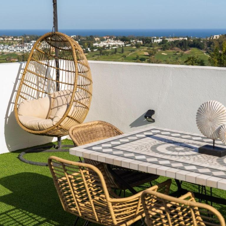 Serene hideaway, luxurious 2-bedroom penthouse apartment in the exclusive Paraíso Pueblo - Apartment - 33