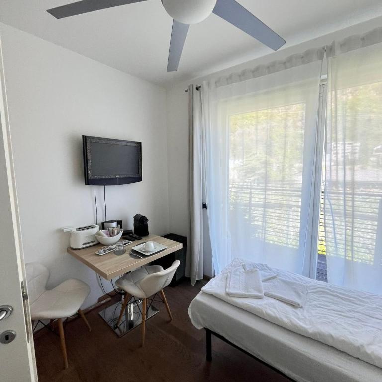 B&B Mele d'Oro - Camera Familiare con Vista Giardino - 1