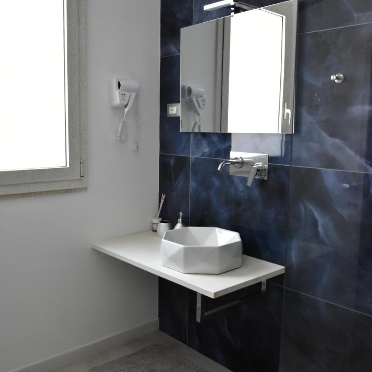 Yllen Rooms - Camera Matrimoniale con Bagno Privato - 3