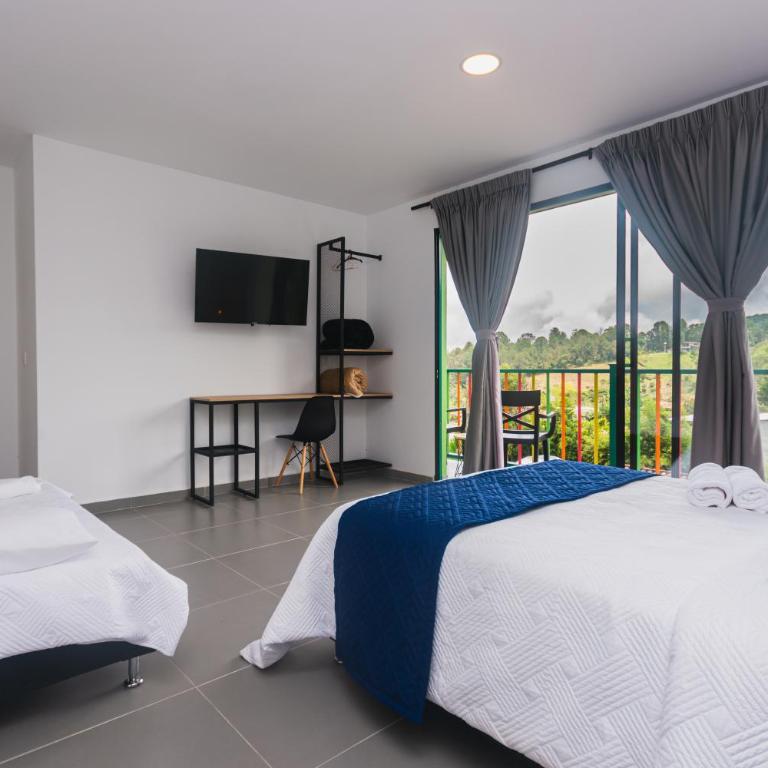 Guatapé Country House Hotel - Habitación Triple con balcón - 1