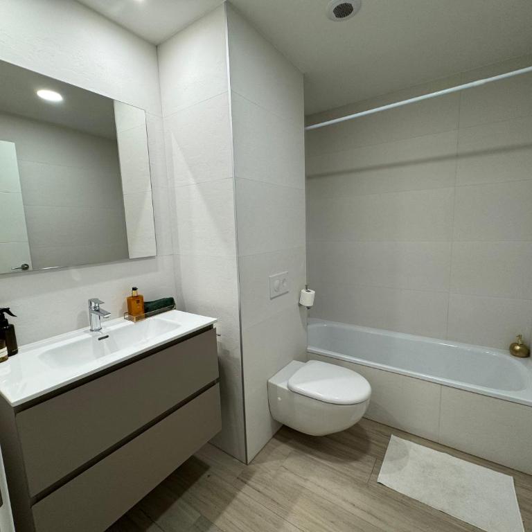 San Fermín centro - Two-Bedroom Apartment - 16