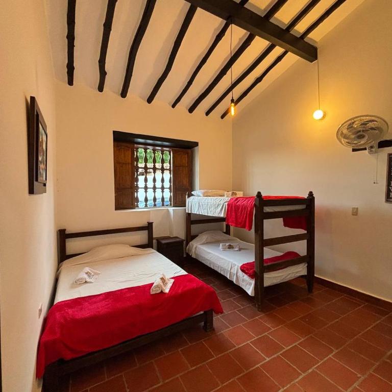 Hotel Kazasha Barichara - parqueadero privado - Habitación Cuádruple con baño privado - 8