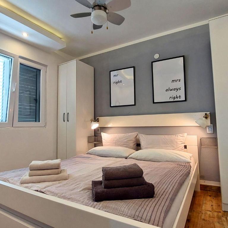 Mio Monte Apartments - Free Parking and Wi-Fi - Calm, Garden, See and Mountain View, Tivat - Porto Montenegro 2km - One-Bedroom Apartment with Sea View and Balcony - 12