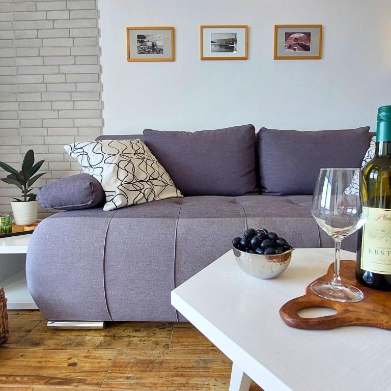 Mio Monte Apartments - Free Parking and Wi-Fi - Calm, Garden, See and Mountain View, Tivat - Porto Montenegro 2km - One-Bedroom Apartment with Sea View and Balcony - 14