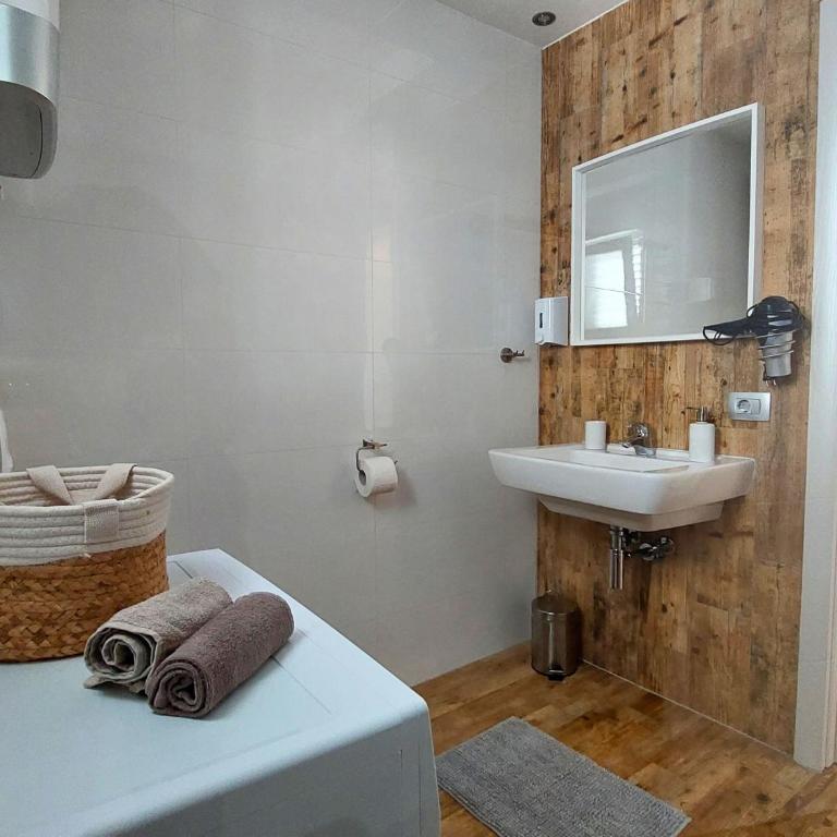 Mio Monte Apartments - Free Parking and Wi-Fi - Calm, Garden, See and Mountain View, Tivat - Porto Montenegro 2km - One-Bedroom Apartment with Sea View and Balcony - 17