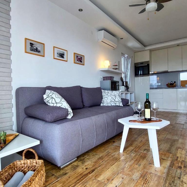 Mio Monte Apartments - Free Parking and Wi-Fi - Calm, Garden, See and Mountain View, Tivat - Porto Montenegro 2km - One-Bedroom Apartment with Sea View and Balcony - 15