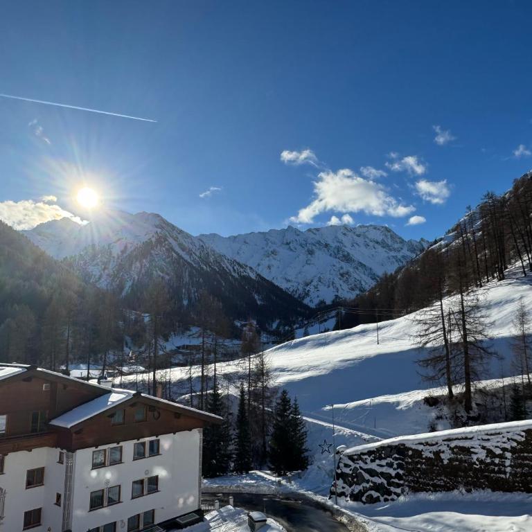 Sonnenhotel Soldanella Sonneck - Zimmer mit Queensize-Bett und Balkon - 1
