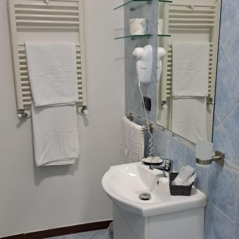 Royal Poerio - Camera Matrimoniale con Bagno Privato - 8