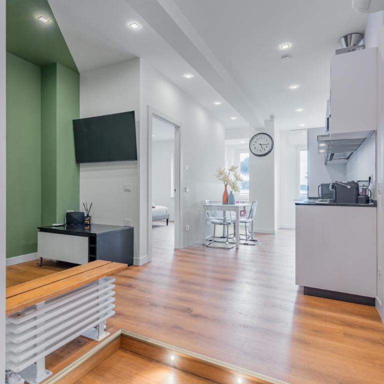 Casa vacanze Delina- Luxury Apartment metro A - Appartamento con 2 Camere da Letto e Balcone - 1